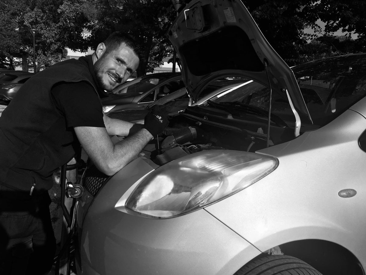 Mécanicien partenaire de GOPARTS effectuant le montage d'une pièce à domicile